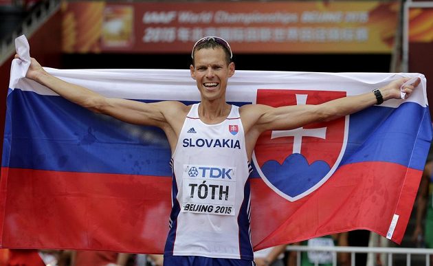 Slovenský chodec Matej Tóth slaví historicky první zlatou medaili Slovenska na MS v atletice.