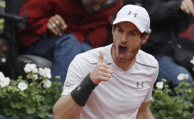 Britský tenista Andy Murray během finálového duelu French Open s Novakem Djokovičem.