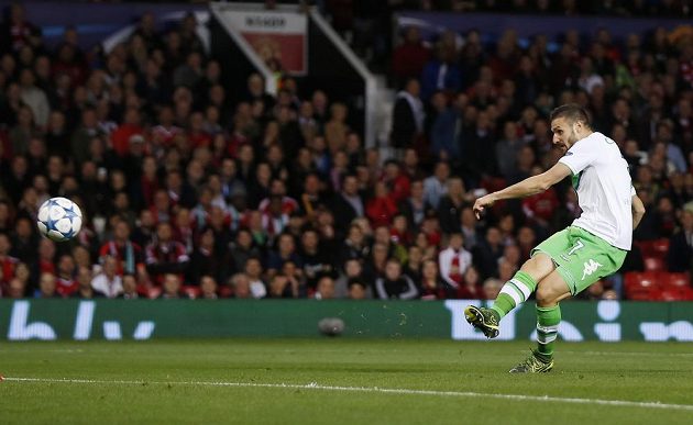 Fotbalista Wolfsburgu Daniel Caligiuri dává úvodní gól v utkání Ligy mistrů proti Manchesteru United.