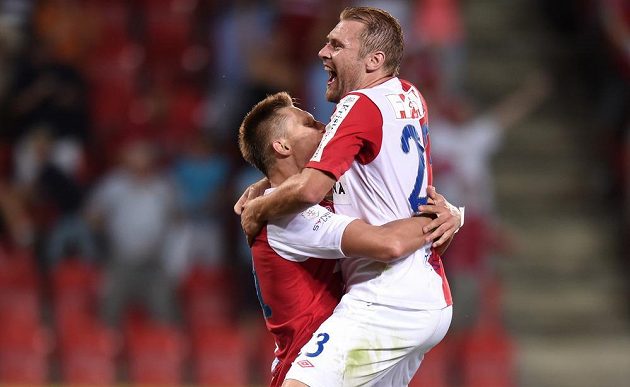 Útočník Slavie Praha Milan Škoda (vlevo) a Karel Piták oslavují gól prvně jmenovaného na 3:1 proti Liberci.