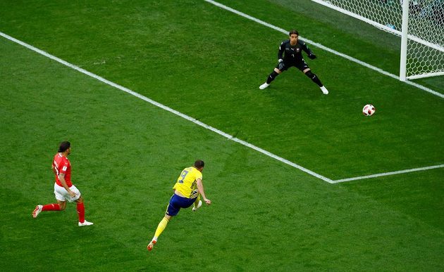 Proti této střele Marcuse Berga nemusel švýcarský brankář Yann Sommer zasahovat. Šla totiž vedle.
