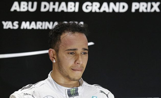 Brit Lewis Hamilton, nový mistr světa v závodech F1, po triumfu v závěrečném podniku na okruhu Yas Marina v Abú Zabí.