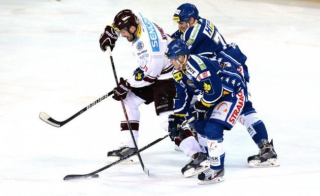 Autor prvního gólu Sparty Petr Kumstát (vlevo) a Brňané Vojtěch Němec (vpředu) a Ondřej Dlaba ve druhém semifinálovém duelu play off extraligy.