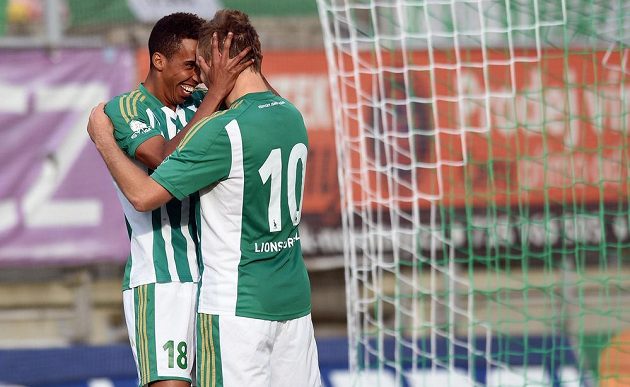 Záložník Bohemians 1905 Mosquera (vlevo) slaví se spoluhráčem Matúšem Mikušem gól v síti Příbrami.