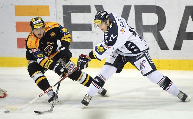 Matěj Stříteský (vlevo) z Litvínova se snaží zabránit v zakončení Eriku Němcovi z Vítkovic.