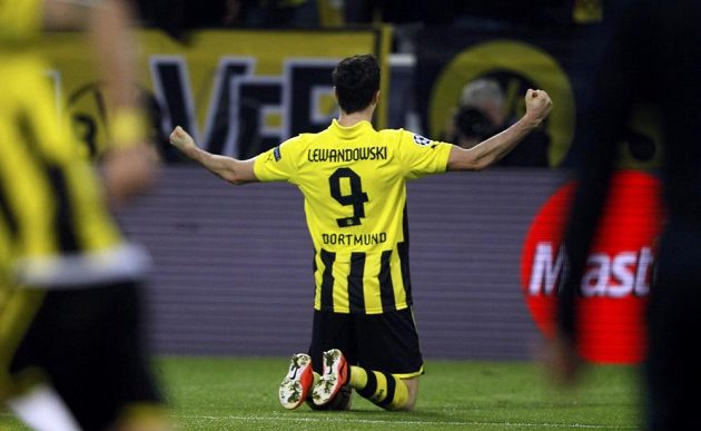 Útočník Borussie Dortmund Robert Lewandowski se raduje z gólu, který vstřelil do sítě Málagy.