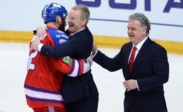 Kapitán Lva Praha Jiří Novotný (vlevo) a trenér Kari Jalonen (uprostřed) oslavují vítězství a postup do finále KHL.