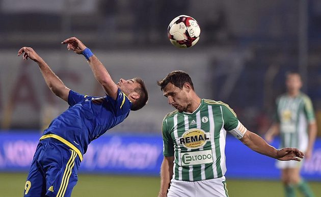 Zleva Marin Popović z Jihlavy a Josef Jindřišek z Bohemians v souboji o míč v utkání 11. kola HET ligy.