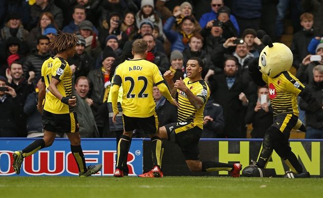 Záložník Watfordu Troy Deeney (třetí zleva) slaví vyrovnávací gól proti Manchesteru United v zápase 13. kola Premier League.