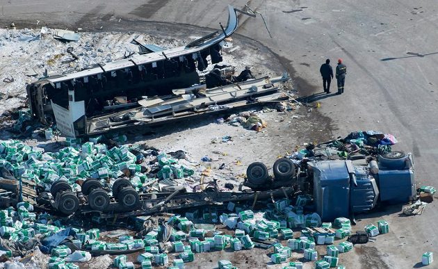 Čtrnáct lidí zahynulo a čtrnáct dalších utrpělo zranění, při tragické dopravní nehodě autobusu přepravujícího kanadský juniorský hokejový tým Humboldt Broncos.