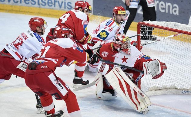 Druhý gól Třince. Brankář Slavie Adam Svoboda sleduje puk mířící do jeho brány.