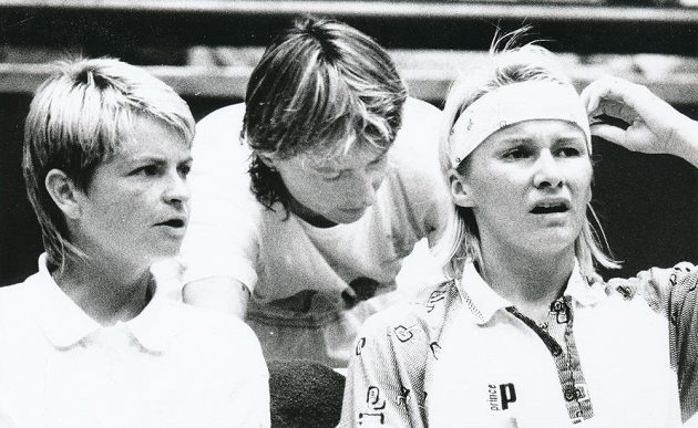 Jana Novotná, bývalá česká profesionální tenistka a světová jednička v ženské čtyřhře, na fotce s Hanou Mandlíkovou a Helenou Sukovou. Jana Novotná (vpravo) zemřela po těžké nemoci v neděli 19. listopadu ve věku 49 let.