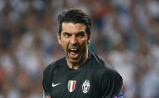 Gólman Juventusu Gianluigi Buffon upozorňuje obránce, aby lépe dostupovali hráče Realu.