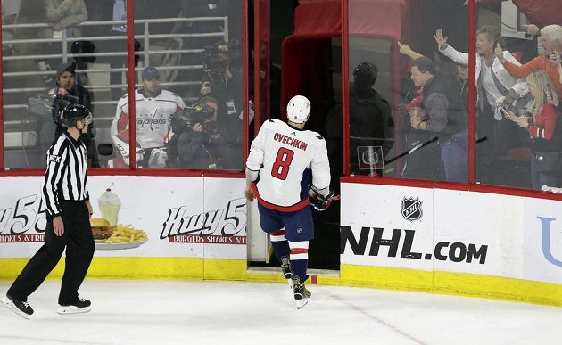 Potrestaný ruský hokejista Alex Ovečkin z Washingtonu Capitals opouští ledovou plochu v utkání proti Carolině v prvním kole play off NHL.