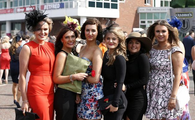 Dámy na Grand National Festival jen výjimečně dorazí bez nějaké ozdoby hlavy.