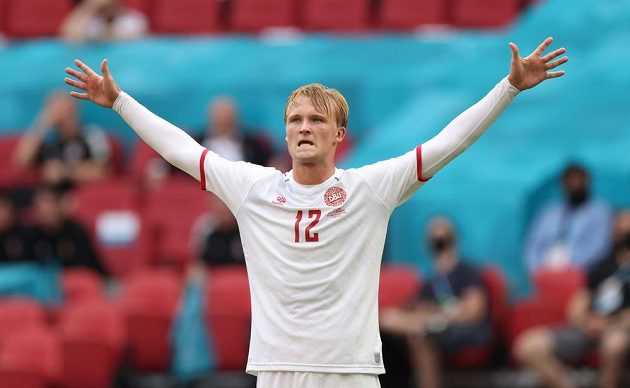 Dánský fotbalista Kasper Dolberg slaví poté, co se trefil v osmifinále EURO do sítě Walesu.