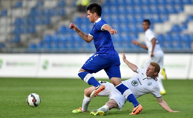 Goran Zakarič ze Širokého Brijegu (vlevo) a mladoboleslavský záložník Jan Šisler během utkání druhého předkola Evropské ligy.