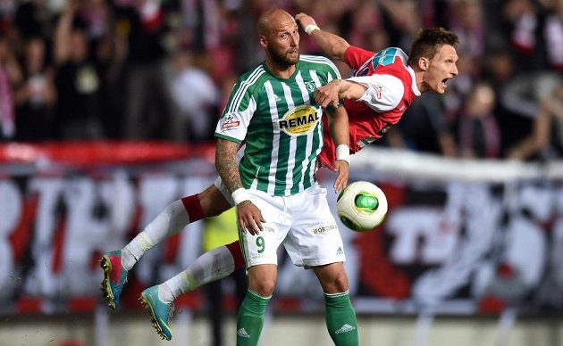 Ivan Lietava z Bohemians (vpředu) a Milan Škoda ze Slavie v utkání 26. kola Gambrinus ligy.