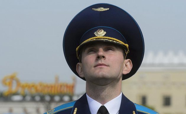 Policista při ceremoniálu vyvěšování vlajek účastnických zemí mistrovství světa v Minsku.