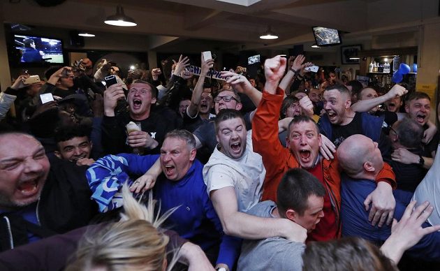 V hospodách v Leicesteru nastala pořádná vřava. Lišky mají po utkání Chelsea - Tottenhmam titul.