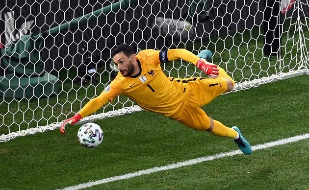 After the ball was lifted in from the left, Hugo Lloris was on his own in the home side's penalty area and should have scored after 80 minutes, but missed, probably due to lack of concentration.