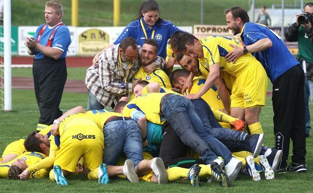 Radost to po utkání Varnsdorf - Olomouc byla veliká, domácí jásají nad postupem do první ligy.