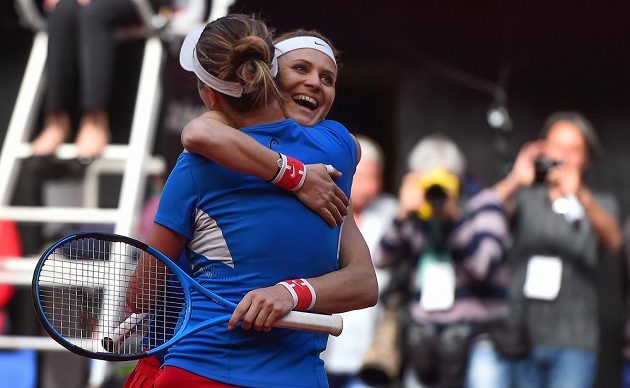 Fedcupový konec. Lucie Šafářová a Barbora Krejčíková (zády) z ČR se radují, poté co porazily Kanaďanky Gabrielu Dabrowskou a Sharon Fichmanovou. Pro Šafářovou to byl poslední zápas za reprezentaci, po Roland Garros ukončí kariéru.
