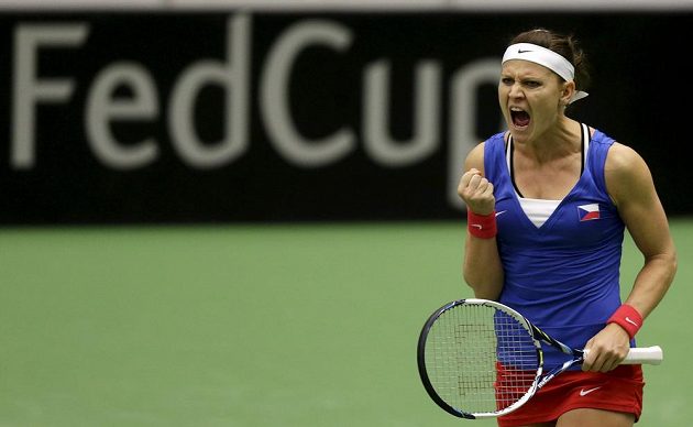 Radostné gesto české tenistky Lucie Šafářové během zápasu s Francouzkou Garcíaovou.