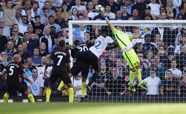 Brankář Manchesteru City Claudio Bravo zasahuje před tottenhamským Victorem Wanyamou.