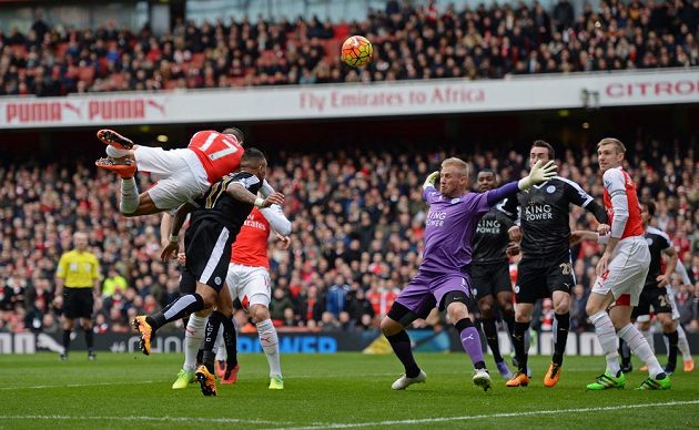 Útočník Alexis Sánchez (17) z Arsenalu hlavičkuje v zápase 26. kola anglické Premier League proti Leicesteru.