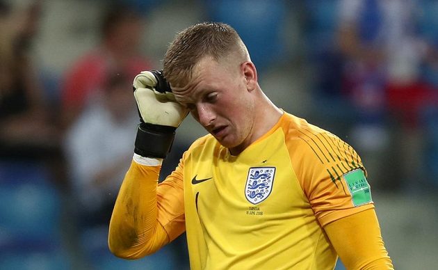 Anglický brankář Jordan Pickford odchází do kabiny v poločasu utkání s Tuniskem.