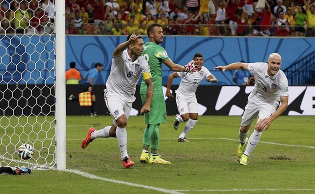 Američan Clint Dempsey (vlevo) se raduje ze vstřelení gólu proti Portugalsku.