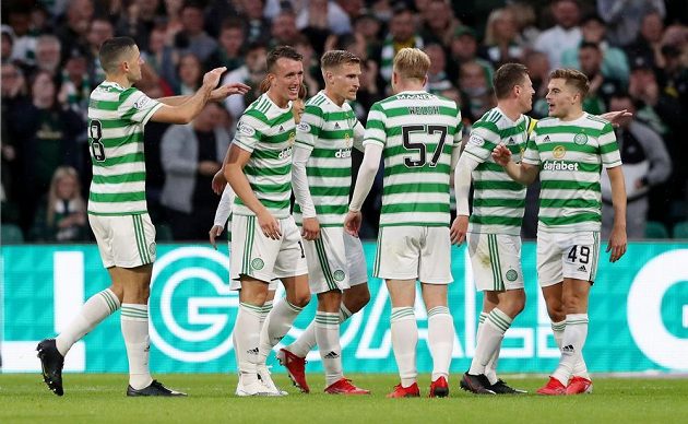 Fotbalisté celtiku se radují z branky v utkání 3. předkola Evropské ligy proti Jablonci.