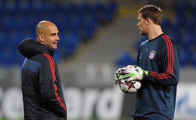 Brankář Bayernu Mnichov Manuel Neuer (vpravo) a trenér bavorského týmu Josep Guardiola při tréninku v Plzni.