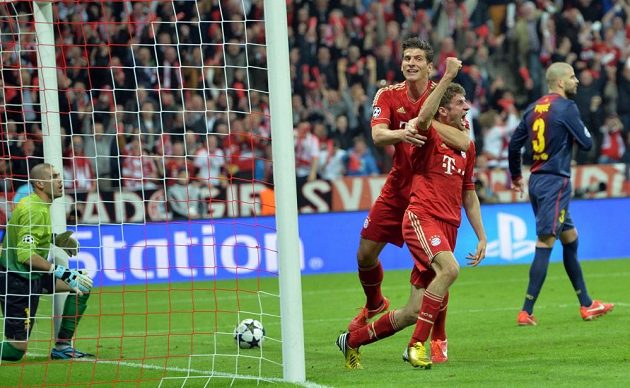 Fotbalista Bayernu Thomas Müller se raduje se spoluhráčem Mariem Gomezem z gólu v semifinále Ligy mistrů proti Barceloně.