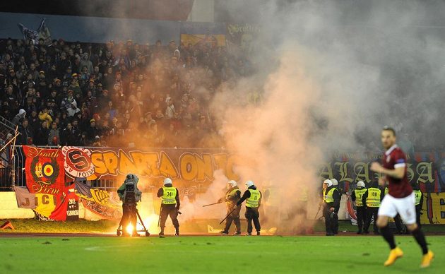 Výtržnosti v sektoru fanoušků Sparty způsobily přerušení utkání. Na snímku nastupují policejní těžkooděnci.