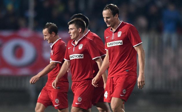Zklamaný brněnský obránce Pavel Košťál (vpravo) se spoluhráči po prohře se Spartou.