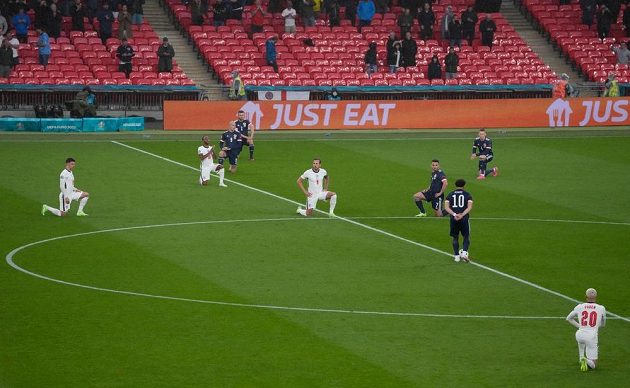 Fotbalisté Anglie a Skotska před zápasem ve Wembley poklekli na podporu hnutí BLM.