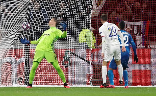 Lucas Tousart (v bílém) z Lyonu vstřelil jediný gól v souboji se slavným Juventusem.