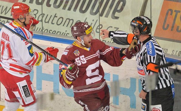 Robert Sabolič ze Sparty (uprostřed) se raduje z gólu na 1:2, vlevo David Nosek z Třince.
