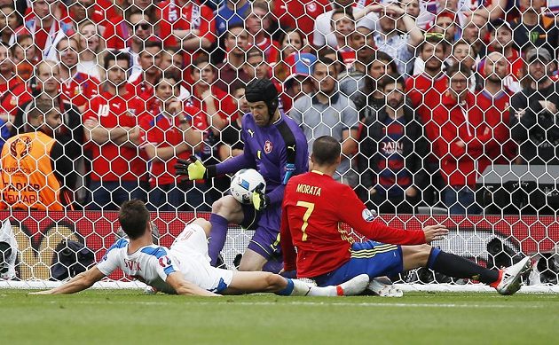 Takhle Petr Čech lapil v první půli střelu Alvara Moraty (vpravo) z bezprostřední blízkosti.
