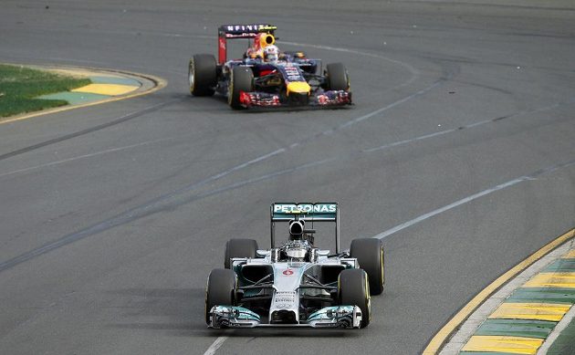 Nico Rosberg ze stáje Mercedes je pronásledován domácím Danielem Ricciardem z Red Bullu na trati v australském Melbourne.