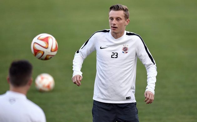 Sparťan Ladislav Krejčí během na tréninku před utkáním základní skupiny Evropské ligy s Bernem.