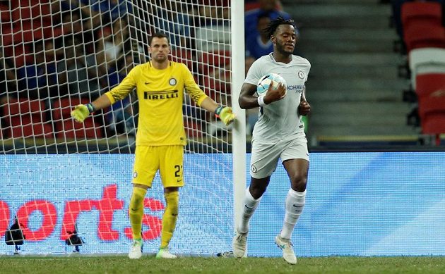 Brankář Interu Daniele Padelli (vlevo) nevěřícně máchá rukama po inkasovaném gólu, útočník Chelsea Michy Batshuayi sebral míč, aby se rychleji rozehrálo.