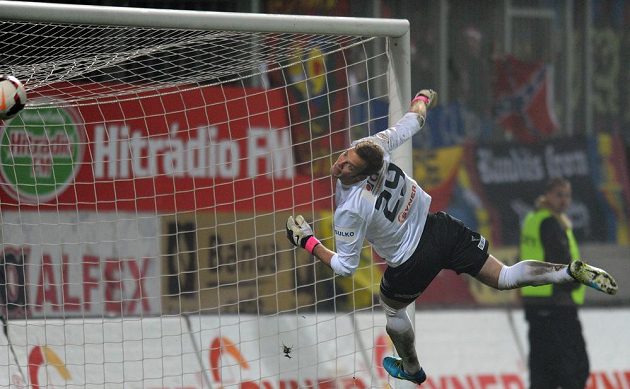 Gól Marka Matějovského. Jablonecký brankář Roman Valeš sleduje balón letící za jeho záda.