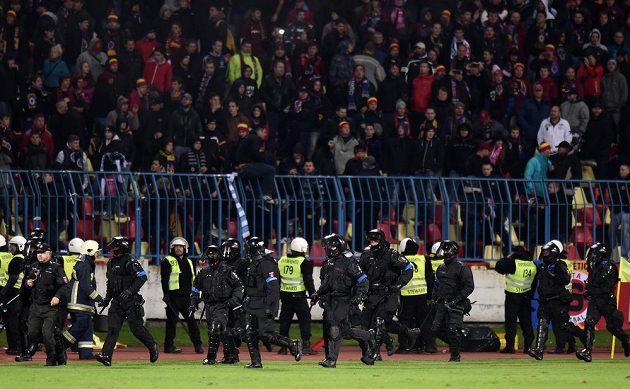 Těžkooděnci po přerušení utkání základní skupiny Evropské ligy mezi Slovanem Bratislava a pražskou Spartou.