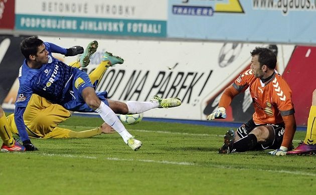 Liberecký záložník Luboš Hušek (v modrém dresu) před jihlavským brankářem Jaromírem Blažkem v utkání 18. kola fotbalové Gambrinus ligy.