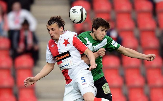 Milan Nitranský ze Slavie (vlevo) a jablonecký záložník Vojtěch Kubista během utkání 23. kola Gambrinus ligy.