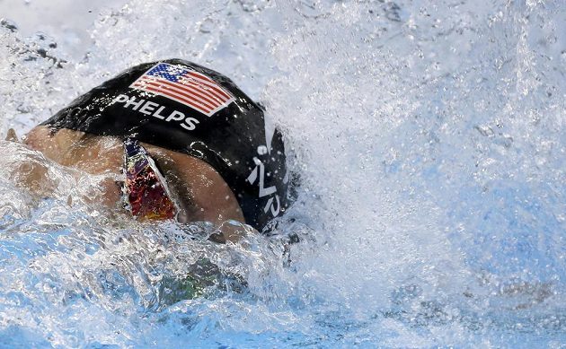 Americký plavec Michael Phelps se poprvé představil v olympijském bazénu. A hned získal zlatou medaili.