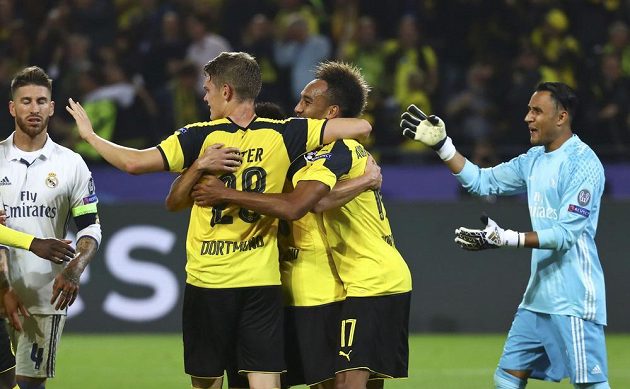 Vpravo překonaný brankář Realu Keylor Navas, druhý zprava je dortmundský autor gólu Pierre-Emerick Aubameyang.